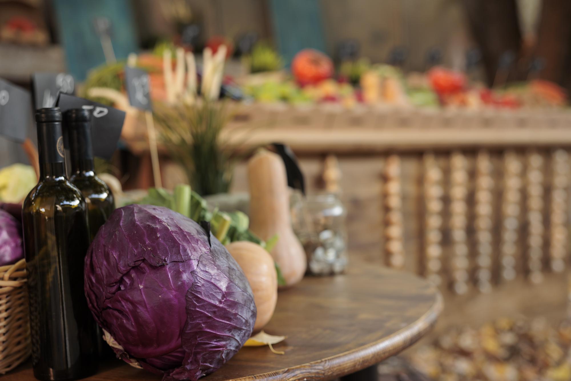 duży stół z lokalnymi produktami i próbami potraw